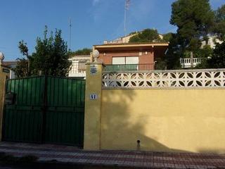 Casa aparellada  C/ l´assutzena. Solvia inmobiliaria  chalet adosado cubelles