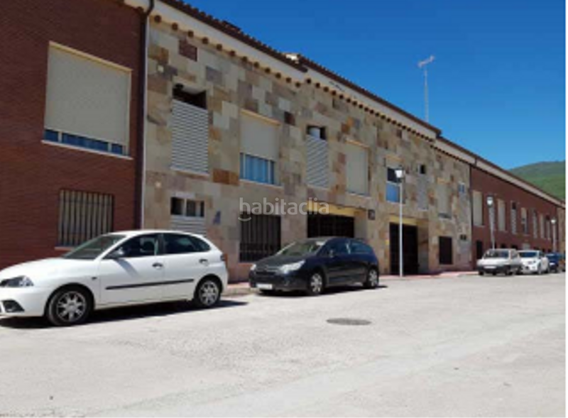 Foto a917e068-de50-4ff5-9f0d-42cb082a701e. Parking coche solvia inmobiliaria garaje en Candeleda