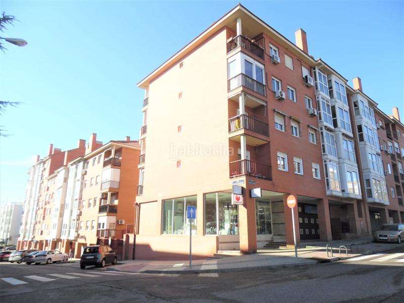 Foto 05c4dec0-bb38-4c80-82d6-d76cfd5e4fbe. Parking voiture dans Miraflores de la Sierra