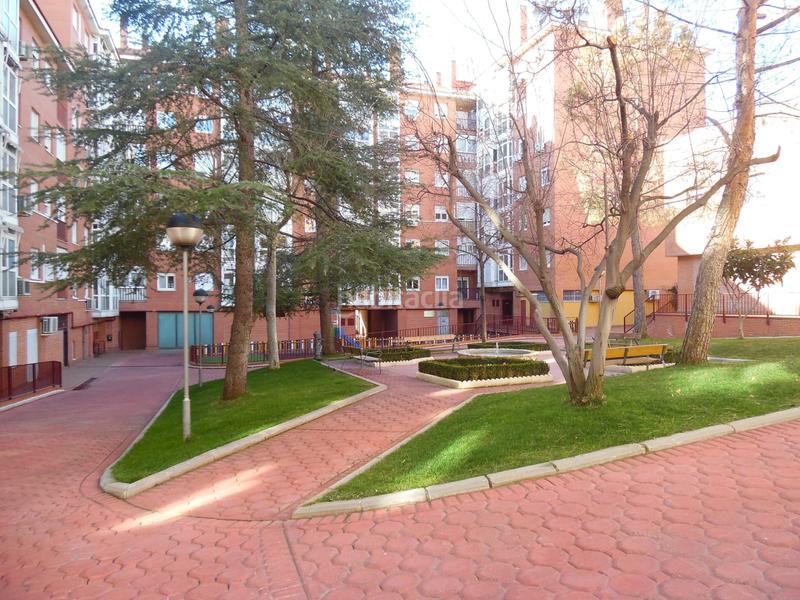 Foto 44d4b8bc-fb97-4510-b116-2ad1cf9d4d1c. Parking voiture dans Miraflores de la Sierra