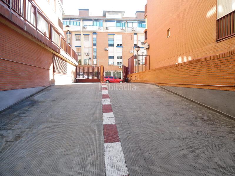 Foto dc08647a-e10b-48cf-8d61-8177bed1935c. Parking voiture dans Miraflores de la Sierra