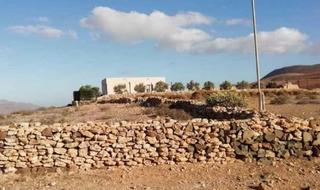 Finca rústica  Pr agua de bueyes nº polígono 8. Solvia inmobiliaria  terreno con edificación antigua