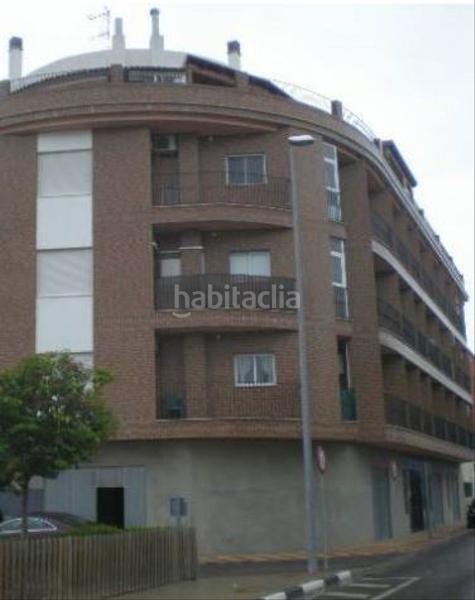 Foto 7752b8ba-2bf0-45f5-86ff-084f9ca74ff0. Parking voiture dans Alberic