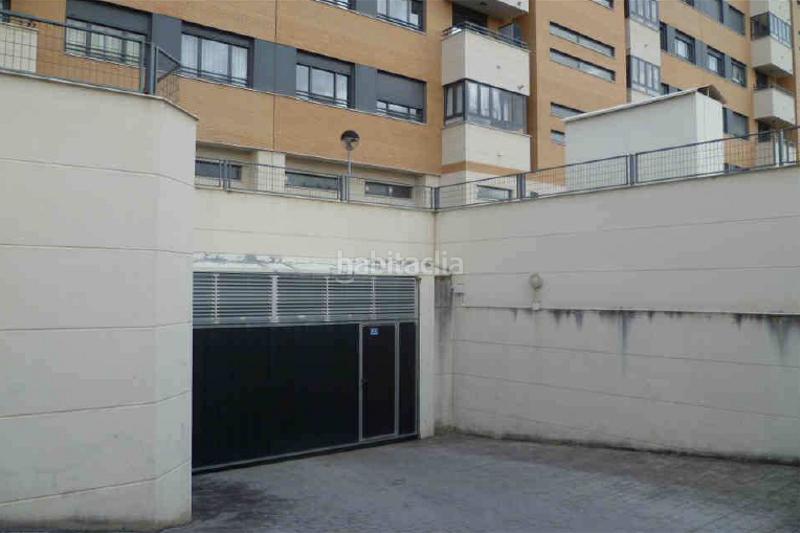 Foto ee8e5832-0568-494c-8229-80f3bbeed03a. Aparcament cotxe a La Lastra León