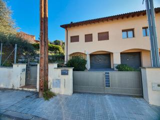 Casa aparellada  C/ joan maragall. Solvia inmobiliaria  chalet adosado rieral de bigues