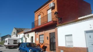 Casa aparellada  C/ sevilla. Solvia inmobiliaria  chalet adosado umbrete