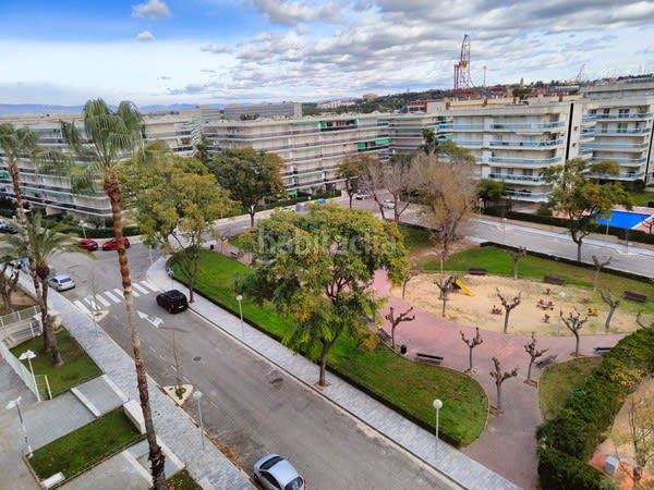 Foto 800b91ee-15e7-4ed9-bd07-8340f02a46e3. Pis a Plaça Europa - Port Aventura Salou