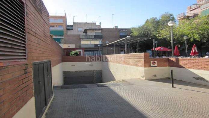 Foto da9930f1-9c4d-4156-9924-dd2fec882f16. Aparcament cotxe a La Plana Esplugues de Llobregat