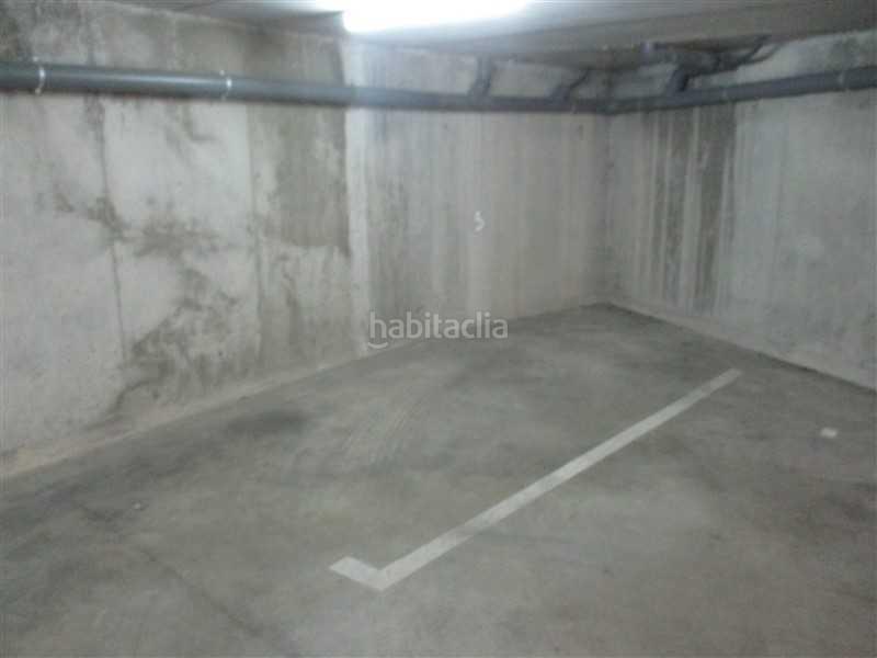 Foto 3eb04c20-9fad-4321-8931-60e32093b21d. Aparcament cotxe a Tona