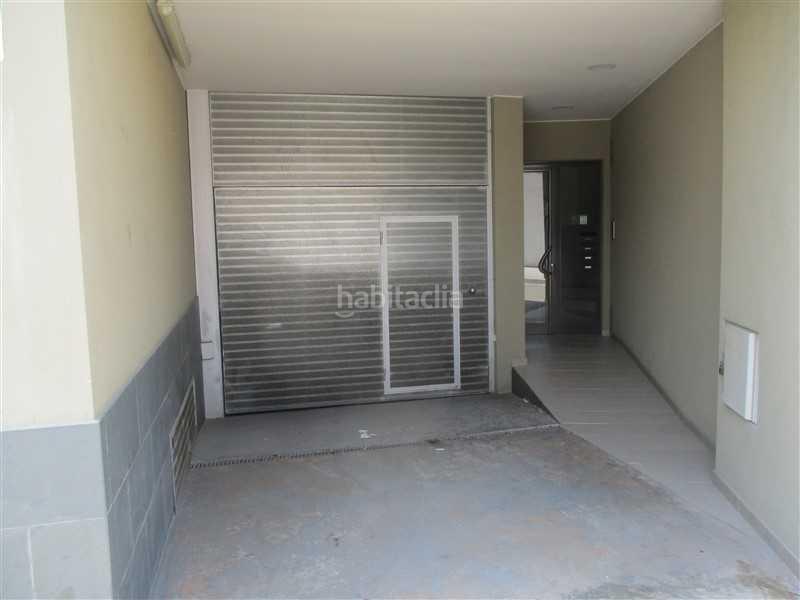 Foto c5165324-c840-4eb7-9e53-f3c4806c06dc. Aparcament cotxe a Tona