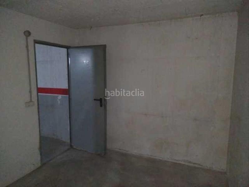 Foto 39ffb383-f9da-499f-840e-1f7aca026959. Aparcament cotxe a Alcarràs