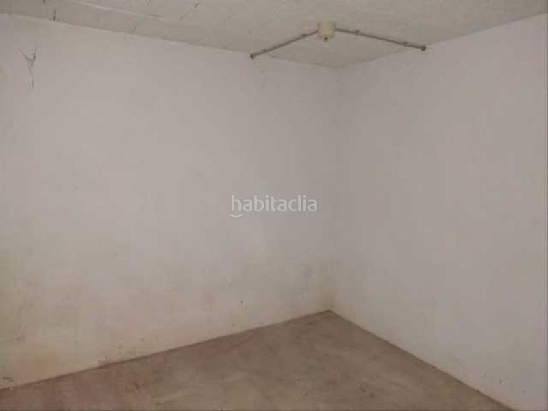 Foto ec7b9e73-c7e6-4611-8961-8c37ddb4b08c. Aparcament cotxe a Alcarràs