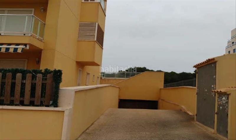 Foto b84ad2da-3082-4e0d-b3d9-cacef01c5da3. Aparcament cotxe a Puerto Deportivo Guardamar del Segura