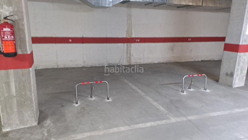 Foto a3c36b0e-a38d-48ad-b8a2-4ec64c27e633. Parking voiture dans Viveiro