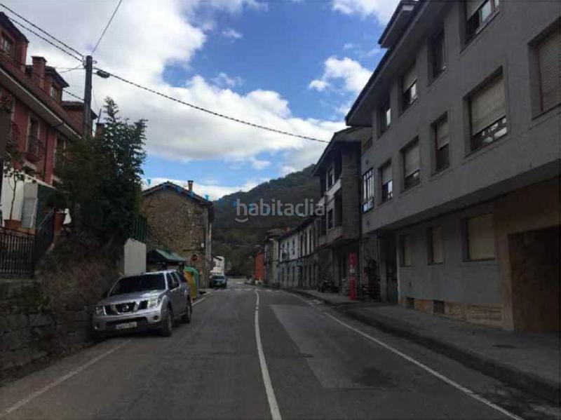 Foto f1a831c3-ad75-49cd-ab71-bcdb20ca7e84. Aparcament cotxe a Aller