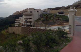 Parking coche  C/ cristóbal colón calahonda. Solvia inmobiliaria  garaje mijas