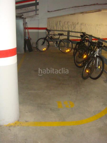 Foto c9117d0d-f6b9-4028-97bf-96c000c2ee66. Parking voiture dans Carretera de Roses-Fossos Figueres