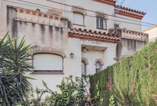 Casa aparellada  C/ del déu horus. Solvia inmobiliaria  chalet adosado montroig del camp