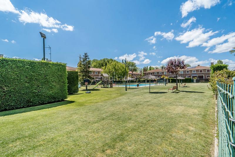 Foto cf96a717-b145-438f-89ca-95bf9a1d43e7. Casa pareada solvia inmobiliaria chalet adosado en Grijota