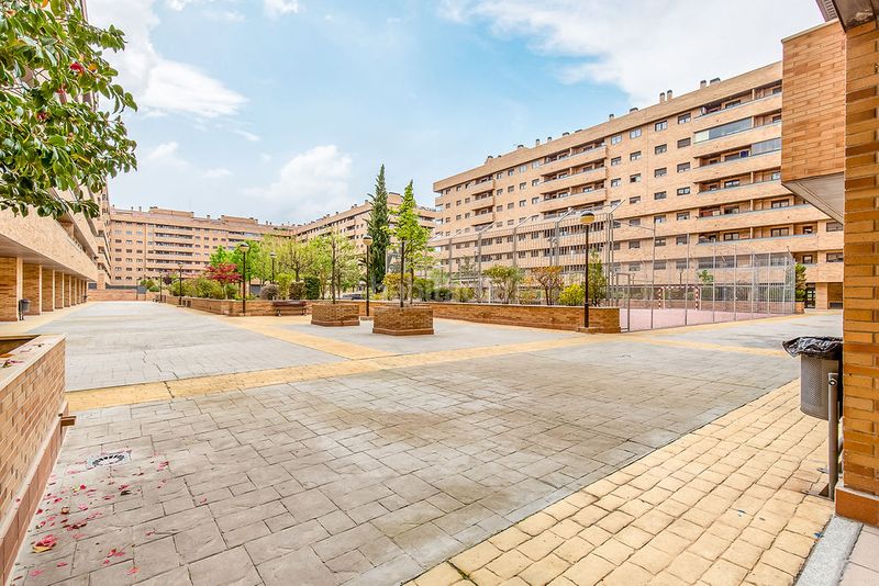 Foto ff994f3c-e6ea-44c3-80b3-461062b0d562. Aparcament cotxe a El Quiñón Seseña