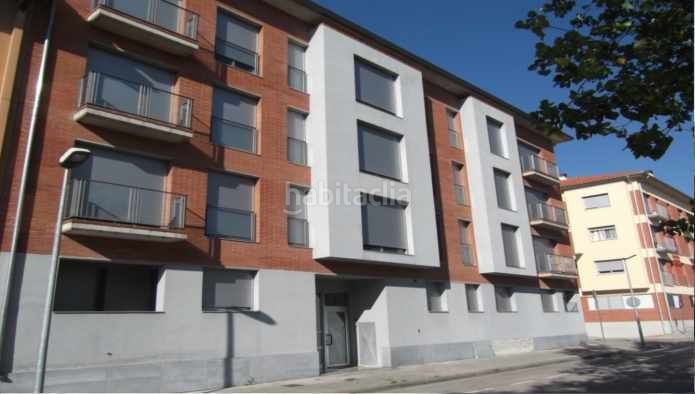 Foto faddda9f-edc2-4695-bf53-bddcb34744cf. Aparcament cotxe a Olot