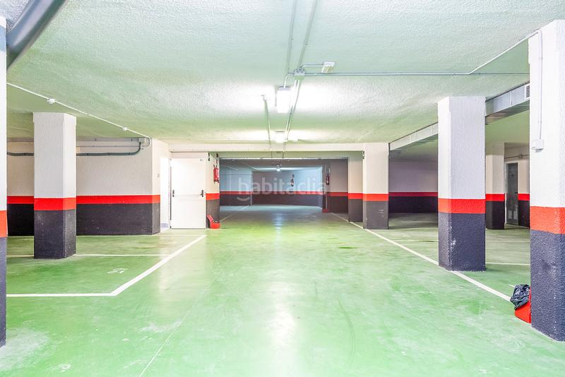 Foto b28cc041-64a4-4169-8f08-26974aedb264. Parking voiture dans Sopela