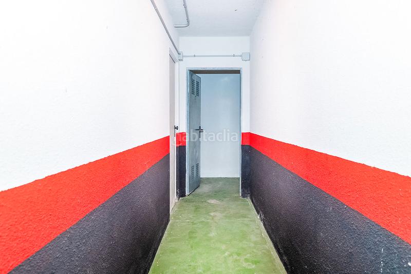 Foto b5d24100-419d-43d3-9cf6-e9b936bf4c64. Parking voiture dans Sopela