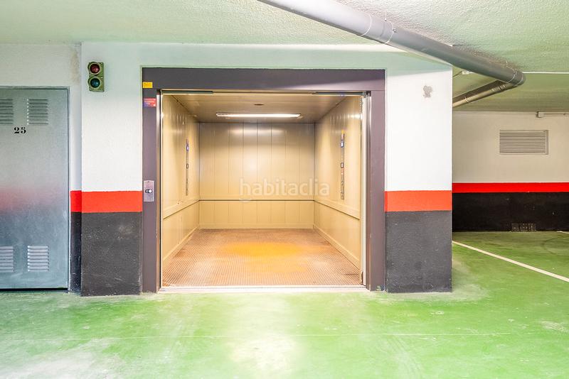 Foto c0d3cdb0-0850-4183-b190-f39e5af537f3. Parking voiture dans Sopela