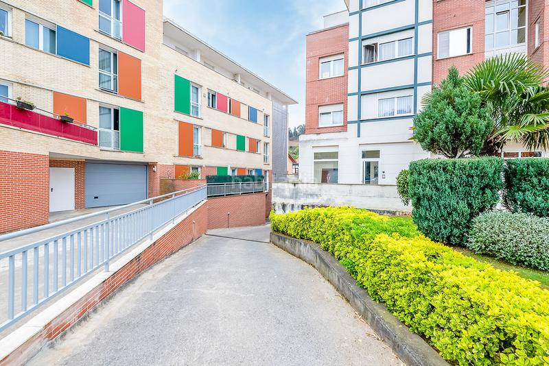 Foto f0cb0623-df9e-4662-b432-4ac130881705. Parking voiture dans Sopela