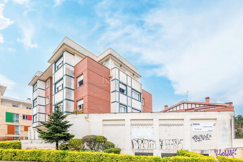 Foto f0daefef-05b7-4e35-89b0-e0b4272a6836. Parking voiture dans Sopela