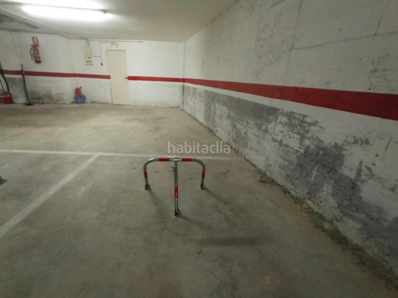 Foto b264997a-ca50-4b3c-b75b-c27cddbf7c05. Parking voiture dans Valls