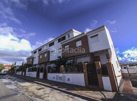 Foto 0be63a22-1c98-4ef6-a3af-f966cb0231bf. Casa aparellada a Atarfe