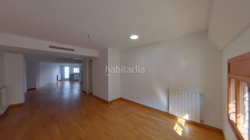 Foto dd9cc402-b357-4993-8eb8-bbf28692521e. Àtic amb aparcament a Russafa Valencia