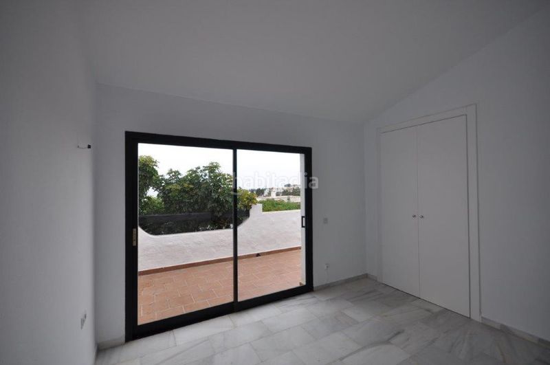 Foto 40b0e724-2877-4ce8-baa7-e1fbdbf66471. Casa aparellada a Calahonda Mijas