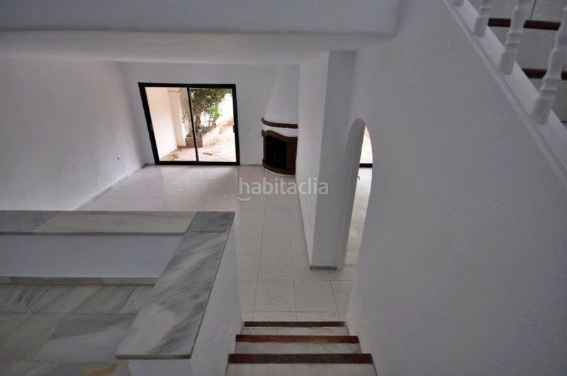 Foto 5d9c4483-af9f-4501-bf70-3c81e673b2f2. Casa aparellada a Calahonda Mijas