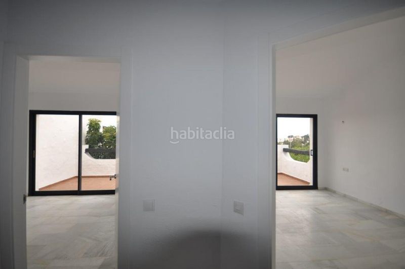 Foto 7c40d799-afdc-4c80-bdf0-8d419fcd3622. Casa aparellada a Calahonda Mijas