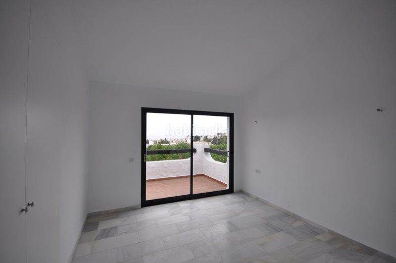 Foto a66c1b12-2bb4-4176-9dcd-3994eb04b67f. Casa aparellada a Calahonda Mijas