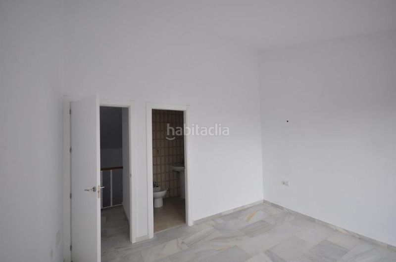 Foto ab79bb7e-e312-4728-afa5-ae342bc2bec6. Casa aparellada a Calahonda Mijas