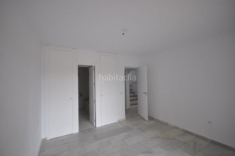 Foto b76bbb78-7e9c-4f8c-913c-1e56d0380108. Casa aparellada a Calahonda Mijas
