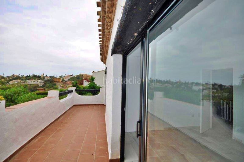 Foto ebdd3e53-e045-4f69-be09-d8a32a46454c. Casa aparellada a Calahonda Mijas