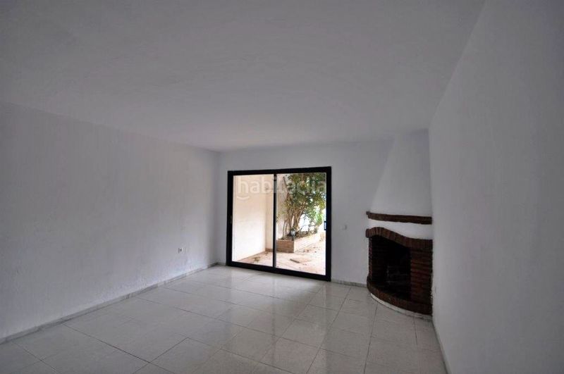 Foto f1c5eeb7-52ba-4911-9bff-2a3484d23761. Casa aparellada a Calahonda Mijas
