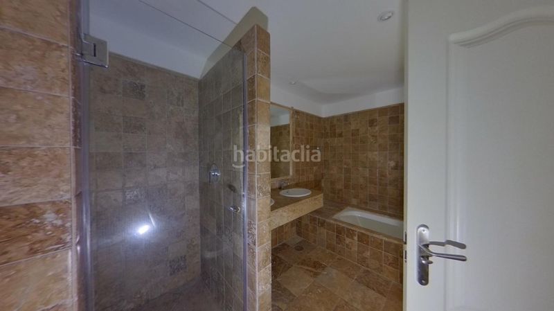 Foto 39526329-b2a8-4957-9339-a6f9e9a33e98. Pis amb aparcament piscina a Benatalaya Estepona