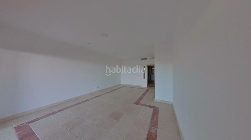 Foto ecde6f4e-a7b9-4ab6-b242-0b39fbb4b126. Pis amb aparcament piscina a Benatalaya Estepona