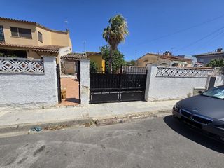 Casa aparellada  C/ arrebasad. Solvia inmobiliaria  chalet adosado castelló dempúries