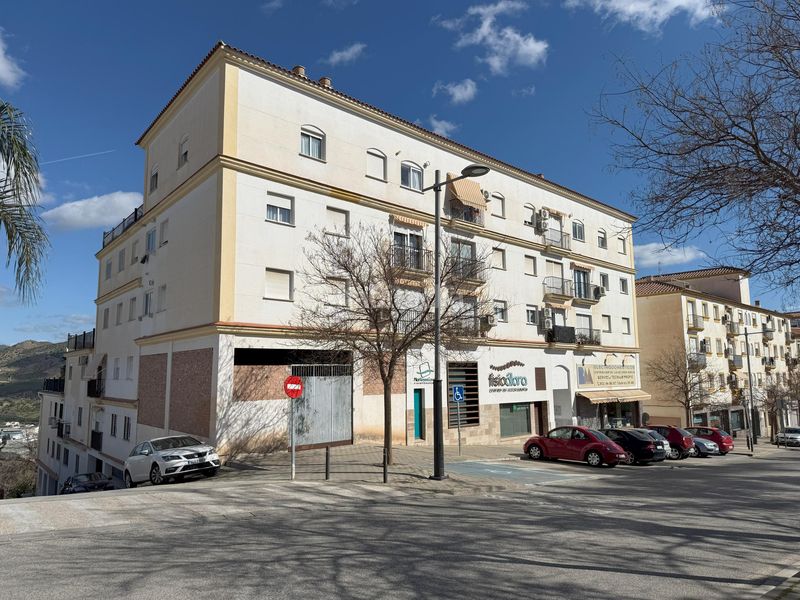 Foto f1147f99-ad98-4c83-9fff-407bfff5b15a. Pis amb aparcament a Álora