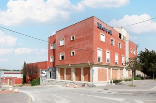 Edifici  Av de la paz. Solvia inmobiliaria  hotel yecla