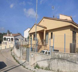 Xalet  C/ de la valira. Solvia inmobiliaria  chalet independiente bisbal del penedès la