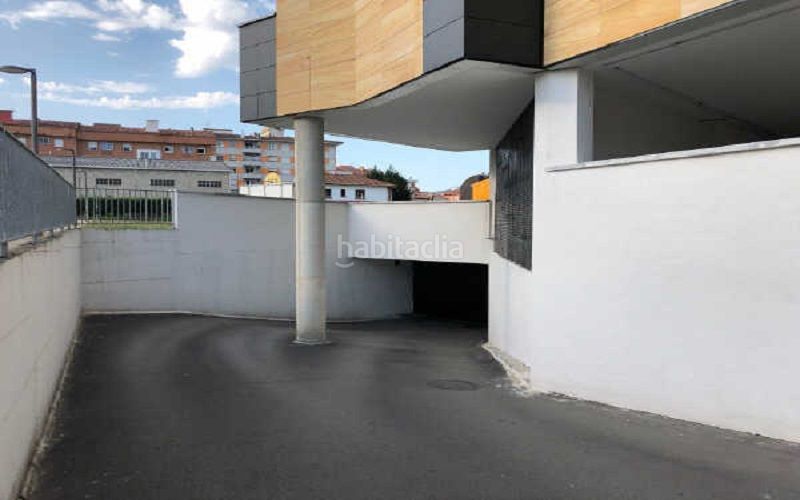 Foto d3d13827-db0a-4772-b5ee-dbf70569c5be. Aparcament cotxe a Grado