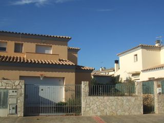 Chalet  C/ narcis monturiol. Solvia inmobiliaria  chalet independiente fortià