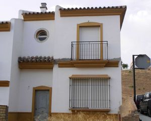 Doppelhaus  C/ goya esq c/ alfonso de ojeda. Solvia inmobiliaria  chalet adosado morón de la frontera